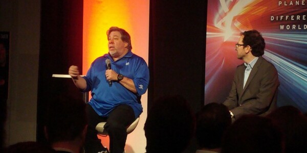 Woz talks iOS 7 and PRISM in an off the cuff airport interview