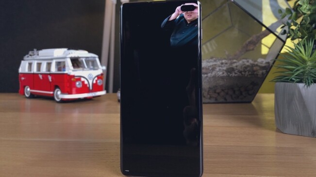 Wallpapers cleverly hiding Samsung Galaxy S10’s camera cutout are my favorite thing online