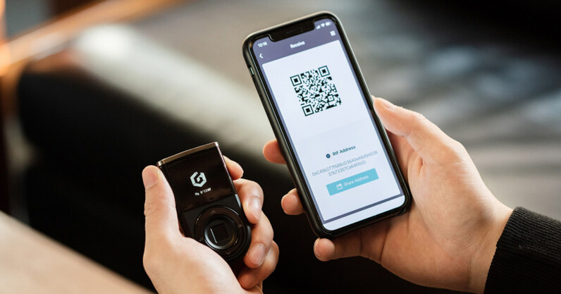 This first-of-its-kind smart wallet controls all your cryptocurrencies with your fingerprint